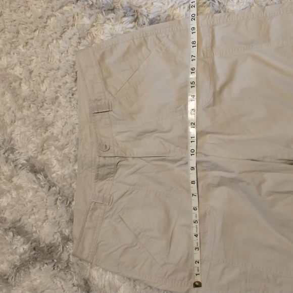 Columbia women's size 10 khaki 11.5" inseam khaki shorts - Picture 4 of 7